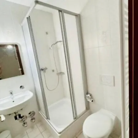 Workation Adler Taunusblick , 3-4 Personen, Balkon, 2 Badezimmer, Riesen Kueche, Waschmachine, Viel Platz, Privatparkplatz Apartament *