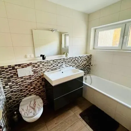 Workation Adler Taunusblick , 3-4 Personen, Balkon, 2 Badezimmer, Riesen Kueche, Waschmachine, Viel Platz, Privatparkplatz