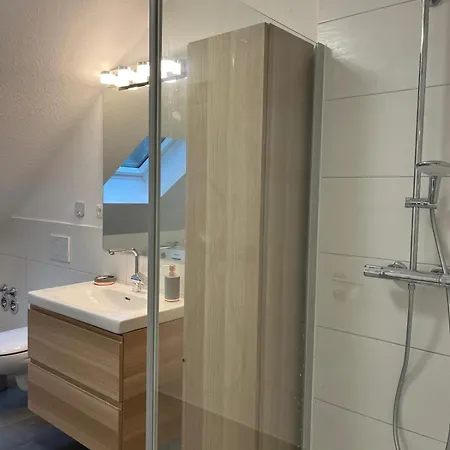 Workation Adler Taunusblick , 3-4 Personen, Balkon, 2 Badezimmer, Riesen Kueche, Waschmachine, Viel Platz, Privatparkplatz Apartament