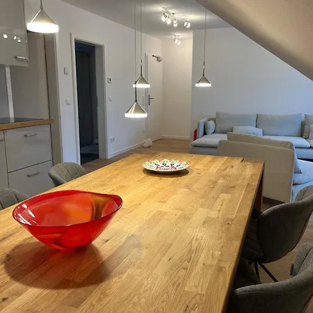 Workation Adler Taunusblick , 3-4 Personen, Balkon, 2 Badezimmer, Riesen Kueche, Waschmachine, Viel Platz, Privatparkplatz Apartament